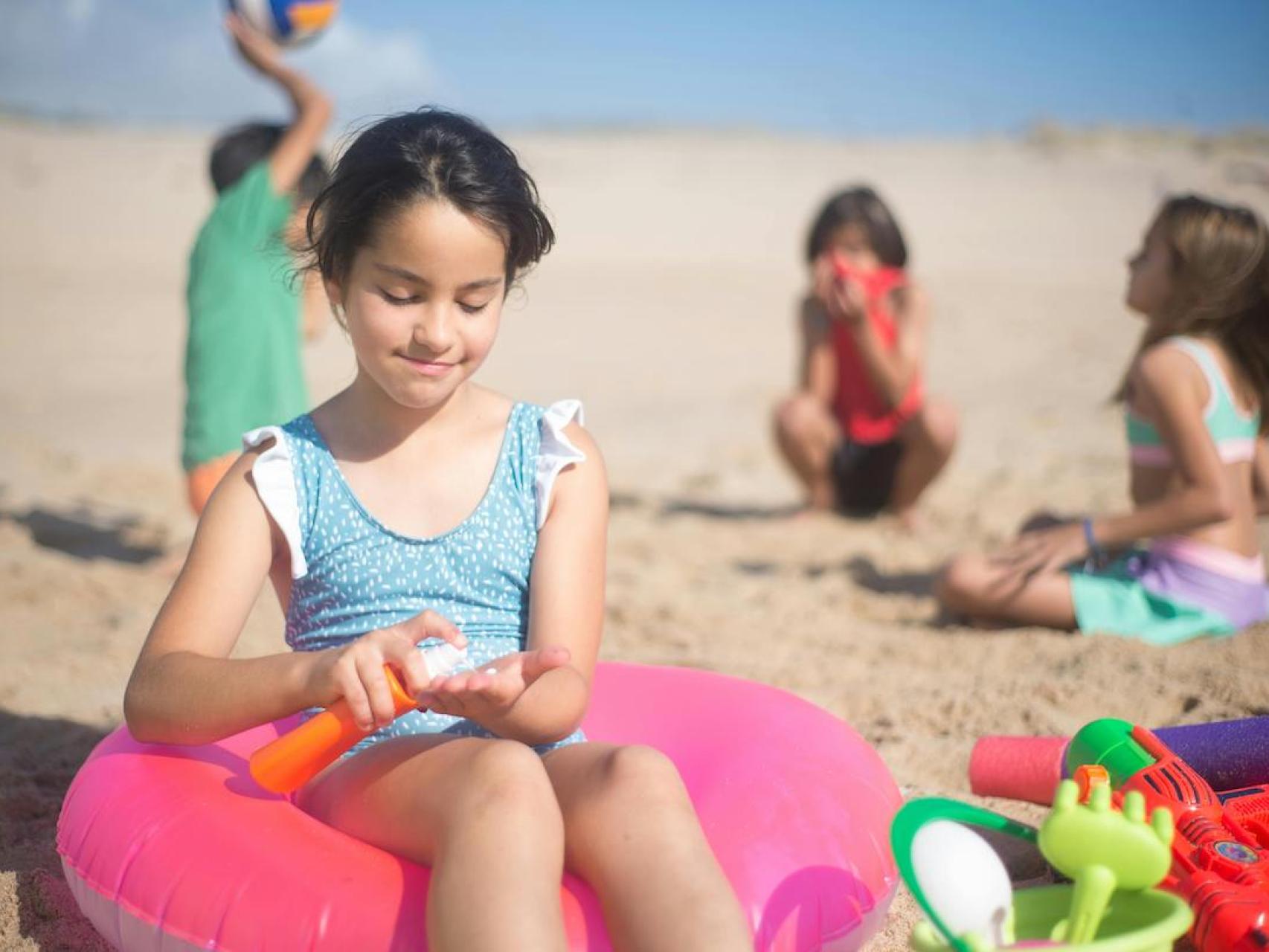 La piel de los niños es más sensible que la de los adultos y necesita una protección solar especial