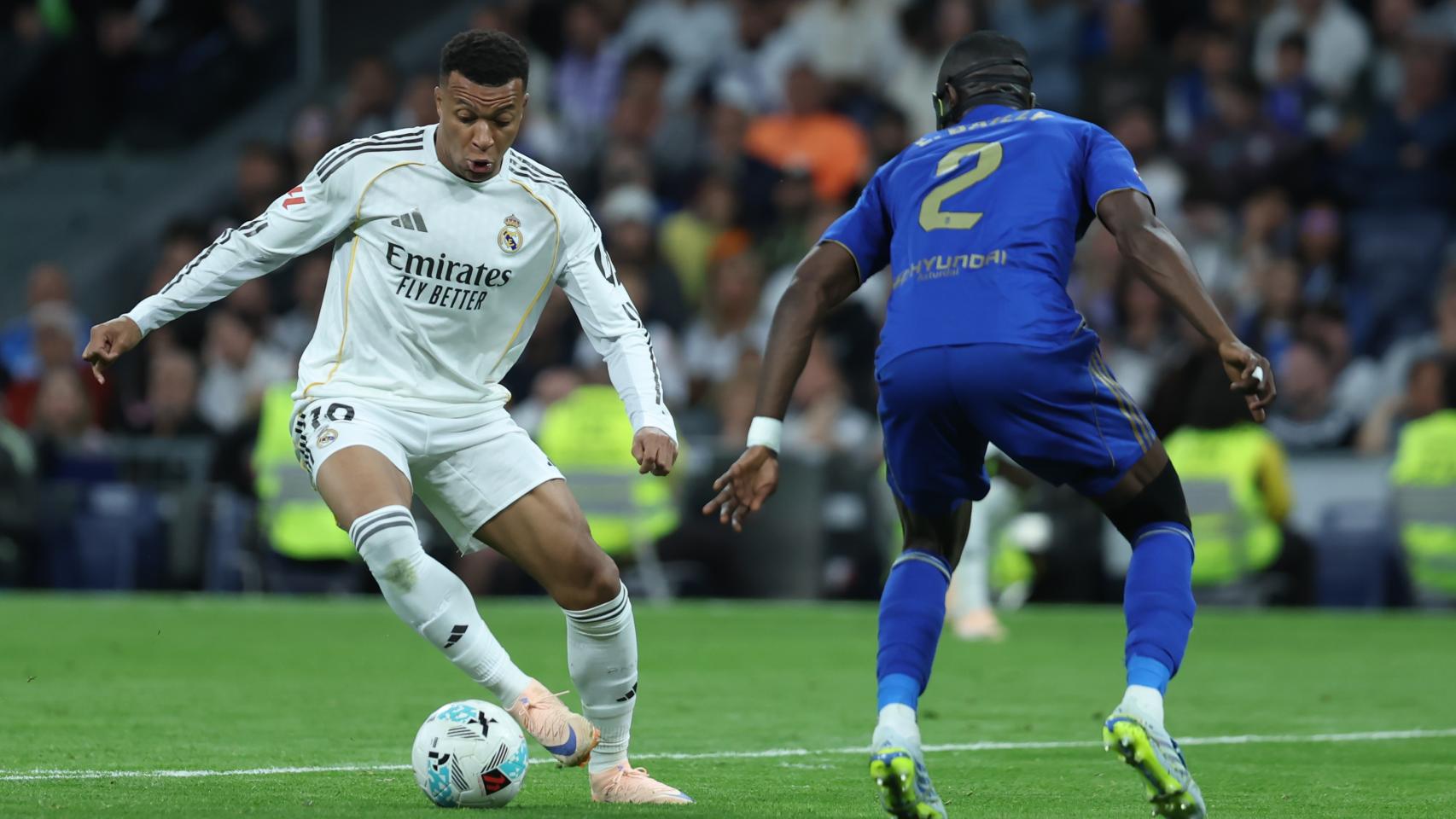 Kylian Mbappé encara a un defensor en el Real Madrid-Real Oviedo