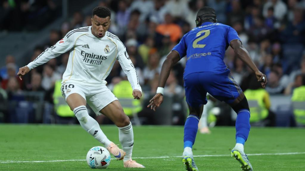Kylian Mbappé encarar un defensor al Reial Madrid-Reial Oviedo