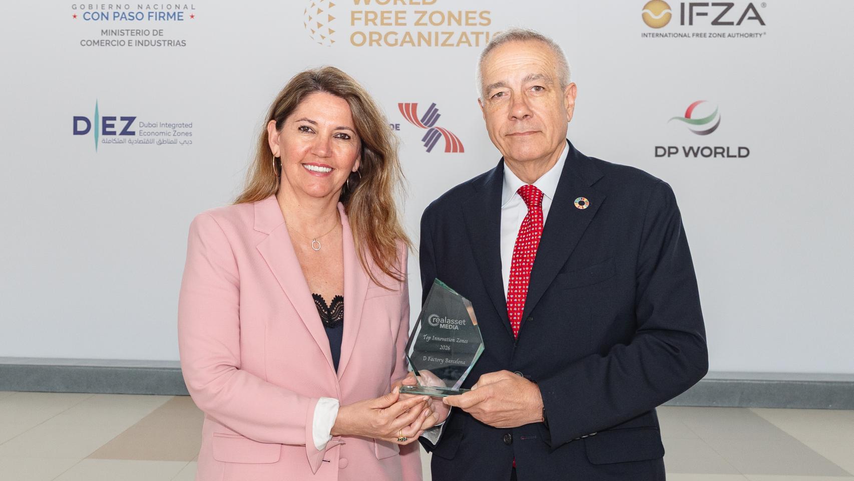 Blanca Sorigué y Pere Navarro con el premio