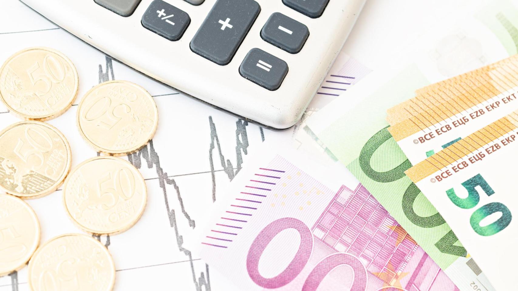 Calculadora y billetes de euro que representan la protección legal del salario frente a embargos
