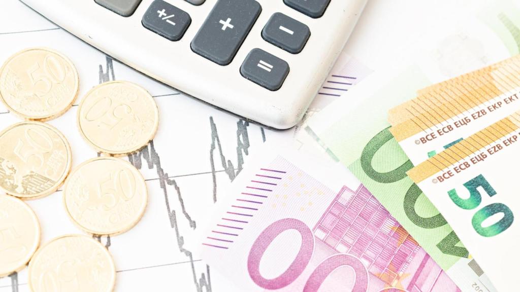 Calculadora y billetes de euro que representan la protección legal del salario frente a embargos