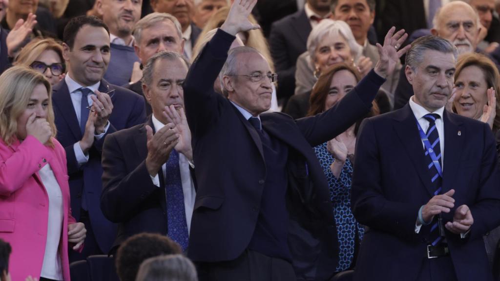 Florentino Pérez saluda a la afición del Real Madrid en el Santiago Bernabéu