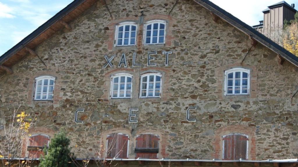 Una imatge de la façana del Xalet de La Molina el 2022