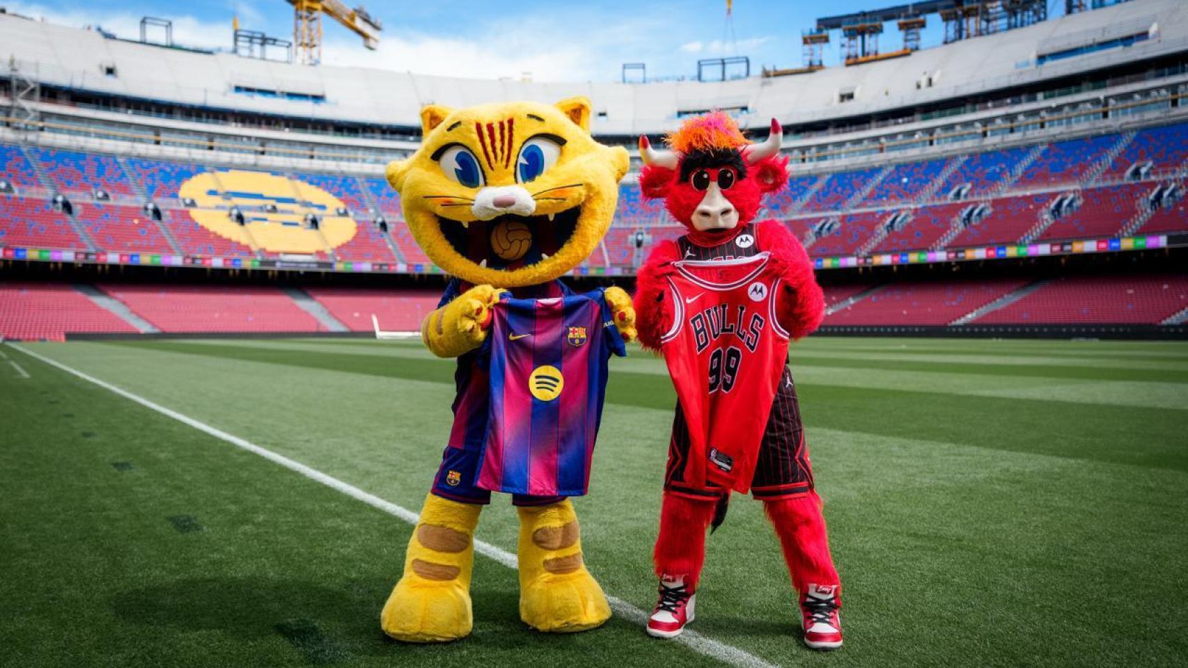 CAT y Benny the Bull intercambian camisetas en el Spotify Camp Nou
