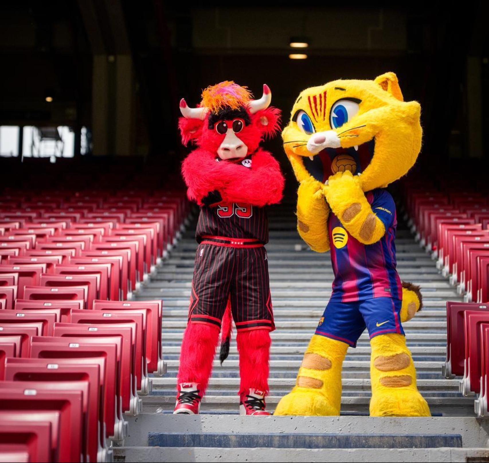 CAT i Benny the Bull posen a la graderia del Spotify Camp Nou