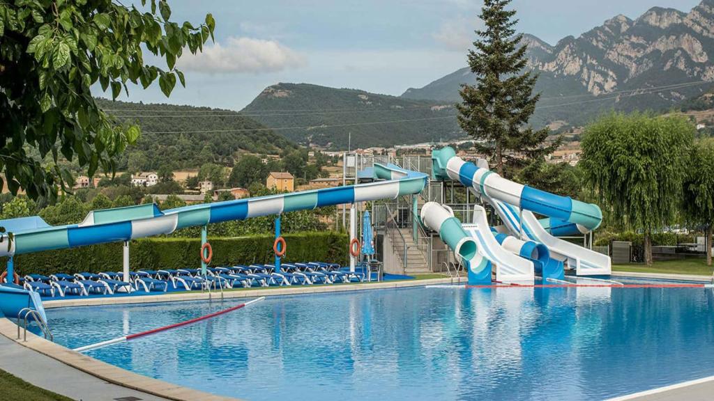 La piscina con tobogán de Berga Resort