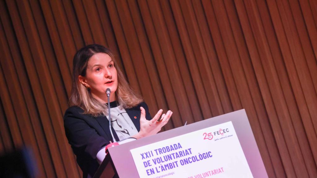 La consellera de Derechos Sociales e Inclusión, Mònica Martínez Bravo, en su discurso en el XXII Encuentro de Voluntariado Oncológico este sábado en Barcelona.jpg