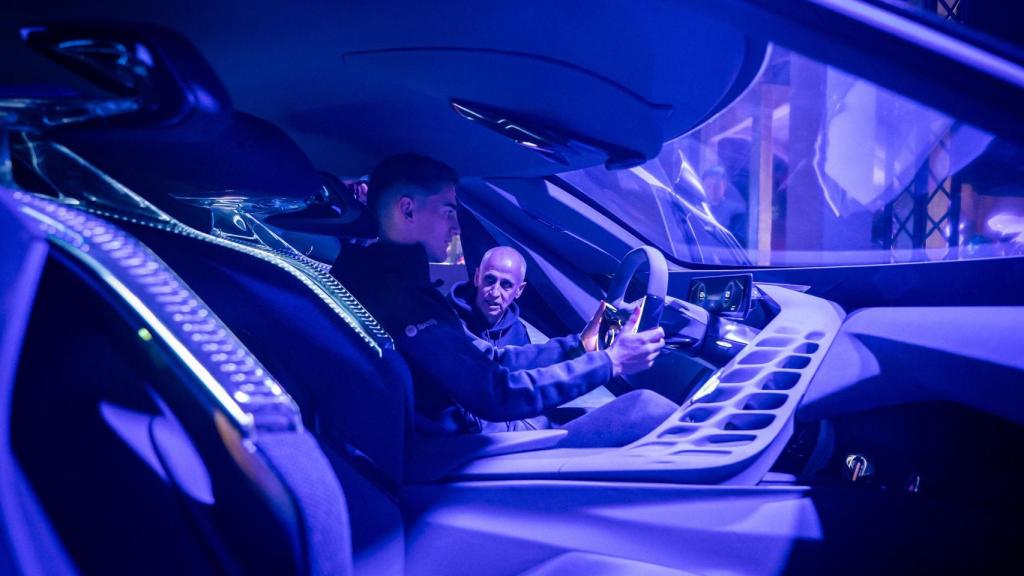 Gavi prueba un nuevo modelo de Cupra durante una campaña promocional del Barça