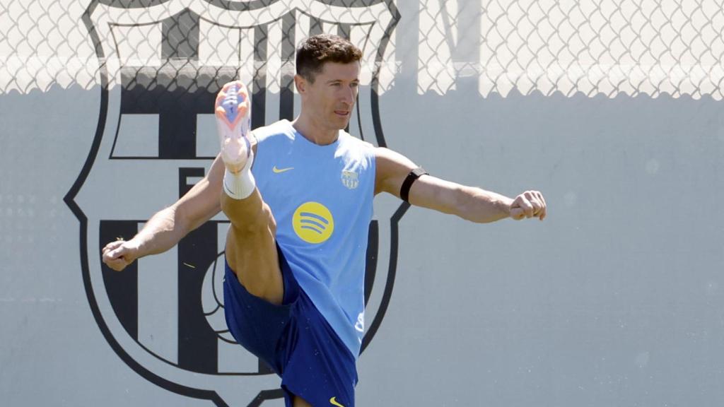 Robert Lewandowski s'entrena abans del Barça-Betis