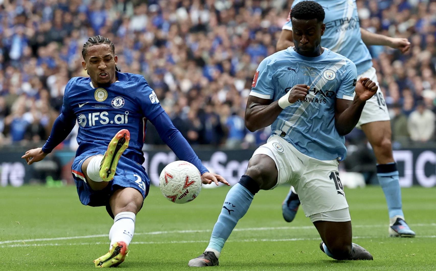 Joao Pedro en la final de la FA Cup contra el City