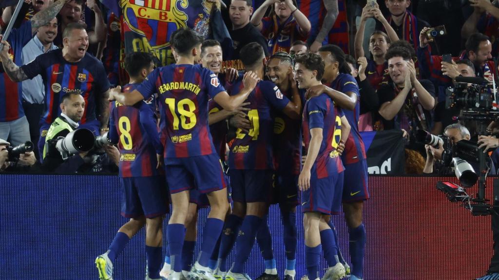 Los jugadores del Barça celebran el gol de Raphinha contra el Real Betis