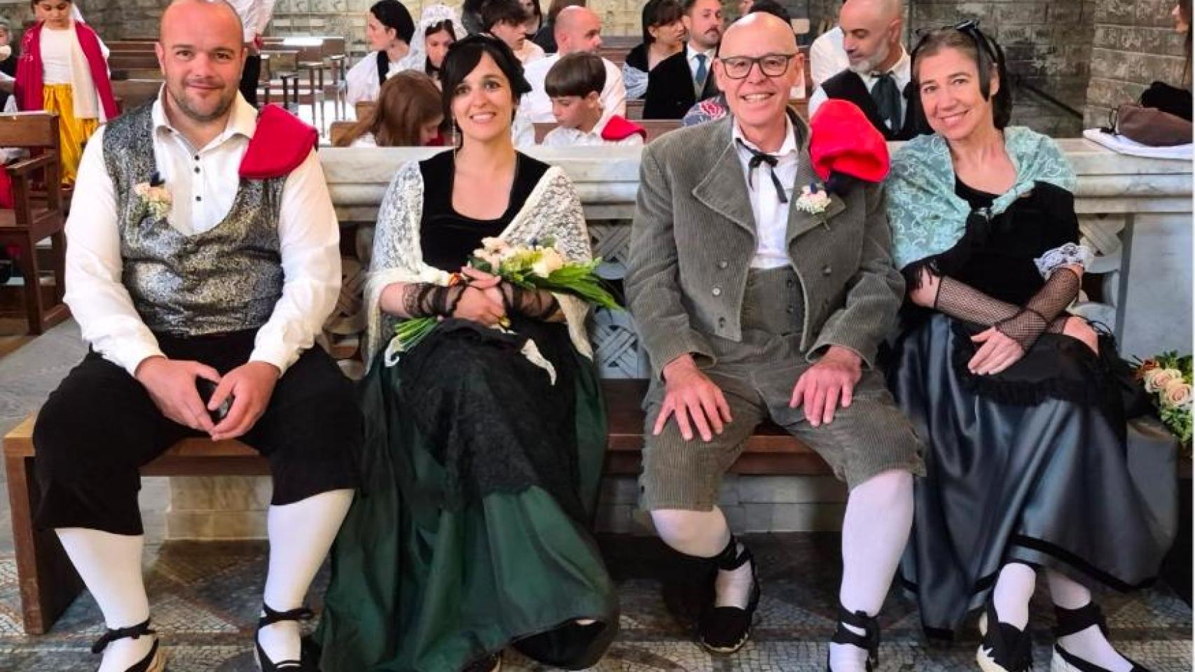 Sílvia Orriols (segunda por la izquierda) y Ada Parellada (derecha) en una festividad en Ripoll