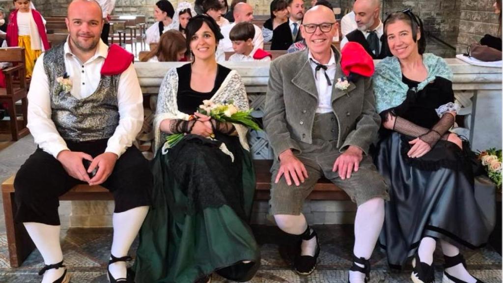 Sílvia Orriols (segunda por la izquierda) y Ada Parellada (derecha) en una festividad en Ripoll