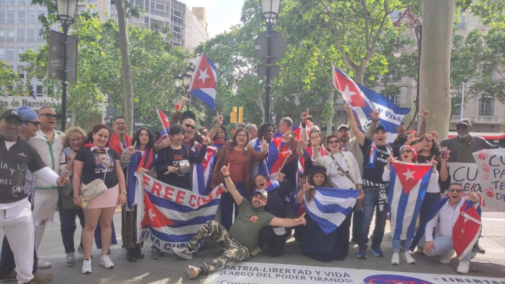 Opositors al règim cubà manifestant-se al passeig de Gràcia
