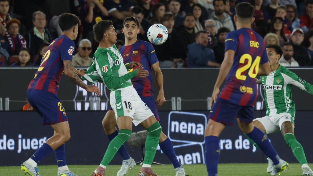Cucho Hernández controla la pilota al Barça-Betis