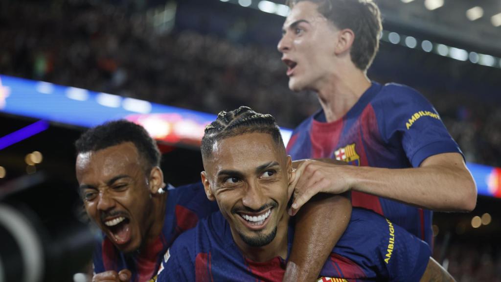 Els jugadors del Barça celebren el gol de Raphinha contra el Real Betis