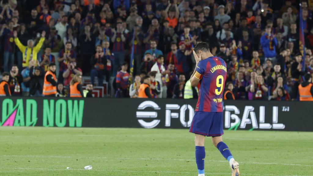 Robert Lewandowski plora després d'acomiadar-se del Spotify Camp Nou