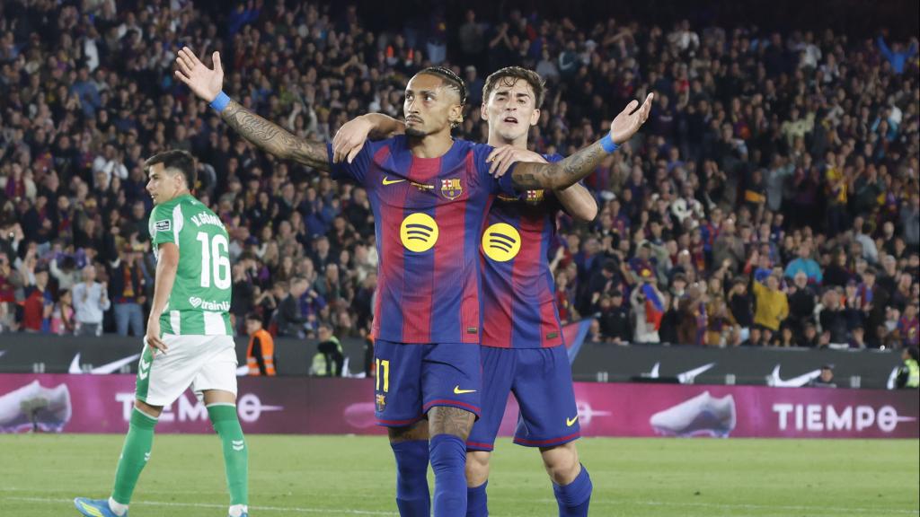 Raphinha celebra el seu segon gol contra el Real Betis al Spotify Camp Nou