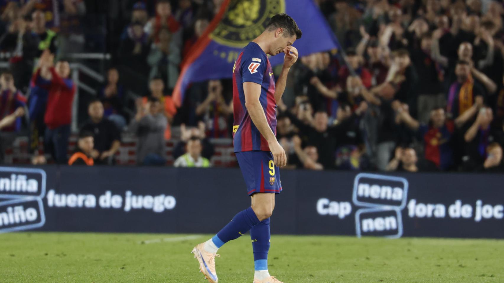 Robert Lewandowski abandona el césped del Camp Nou entre lágrimas