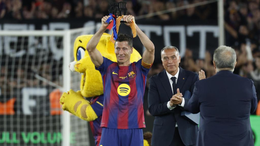 Robert Lewandowski mostra la placa del Barça al públic del Spotify Camp Nou