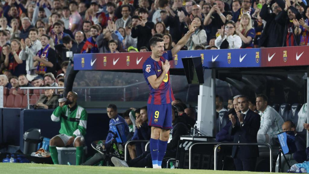 Robert Lewandowski agraeix els càntics del Spotify Camp Nou