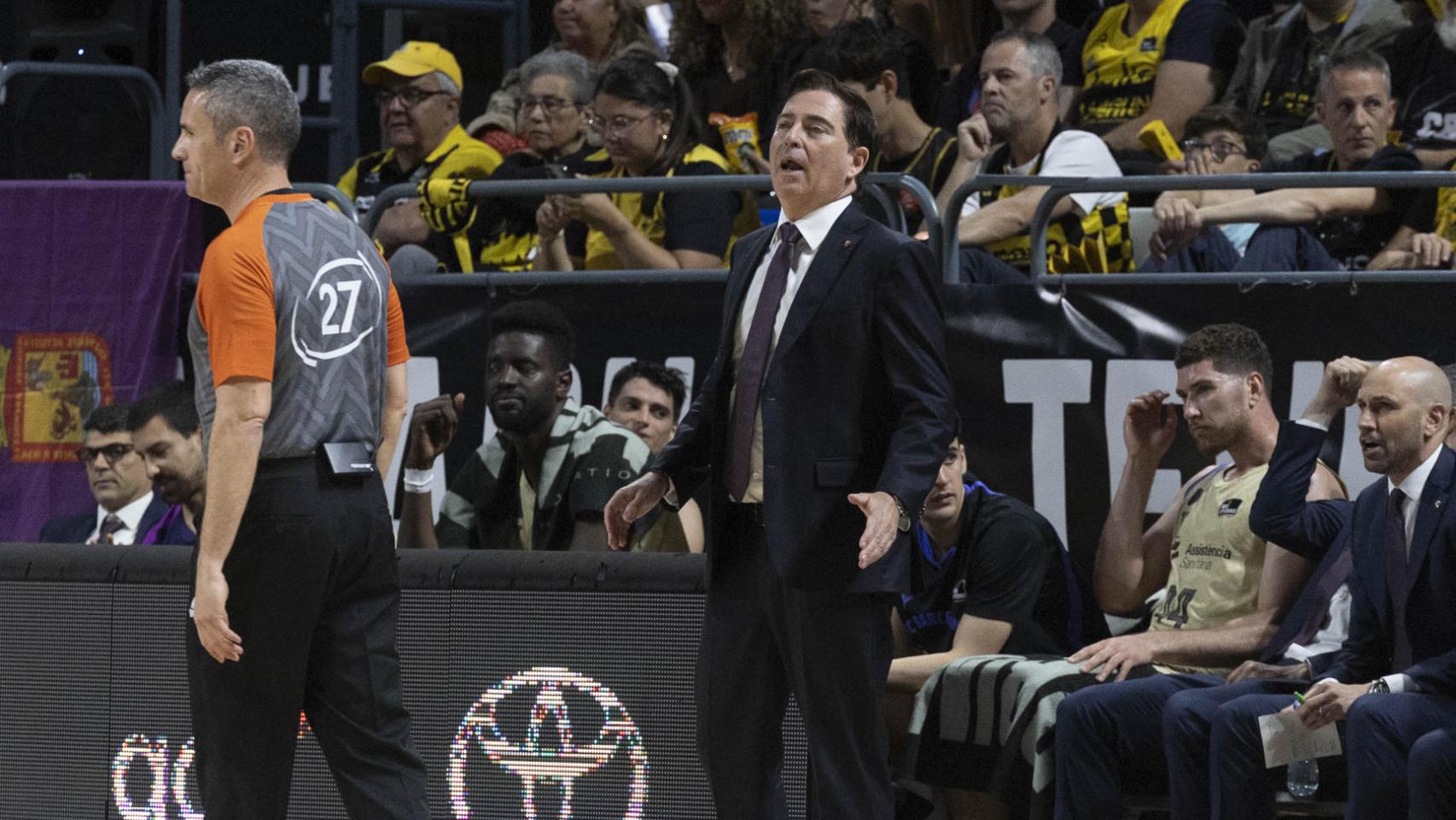 Xavi Pascual, enfadado durante el Tenerife-Barça de basket