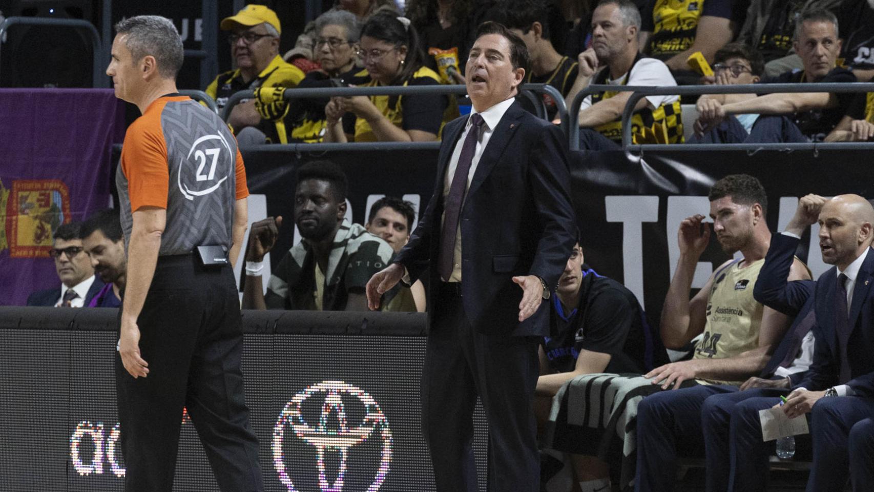 Xavi Pascual, enfadado durante el Tenerife-Barça de basket