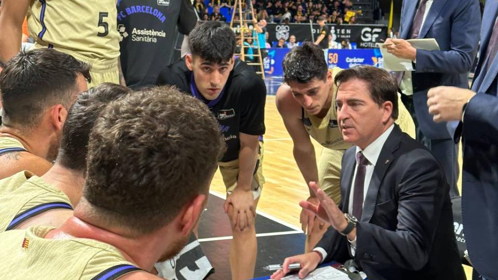 Xavi Pascual dona ordres als jugadors del Barça de bàsquet a Tenerife