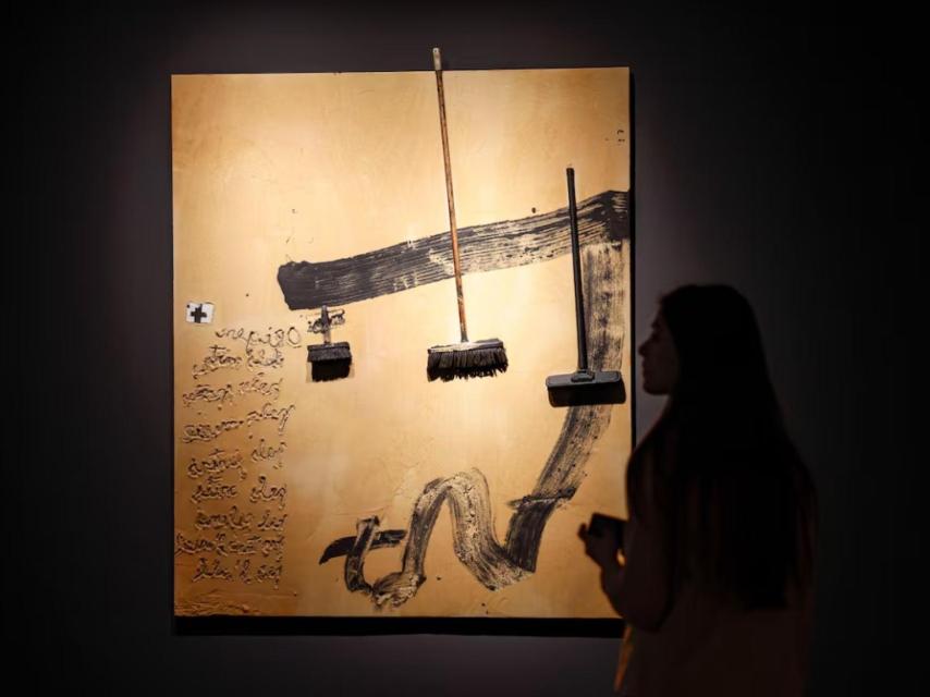 La obra ‘Tres raspalls’ (2008), de Tàpies.