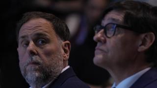 El presidente de la Generalitat, Salvador Illa (d) y el líder de ERC, Oriol Junqueras (i), durante un acto de impulso de la Línia Orbital Ferroviària en la Fassina de Can Guineu, a 18 de mayo de 2026, en Sant Sadurní d'Anoia, Barcelona