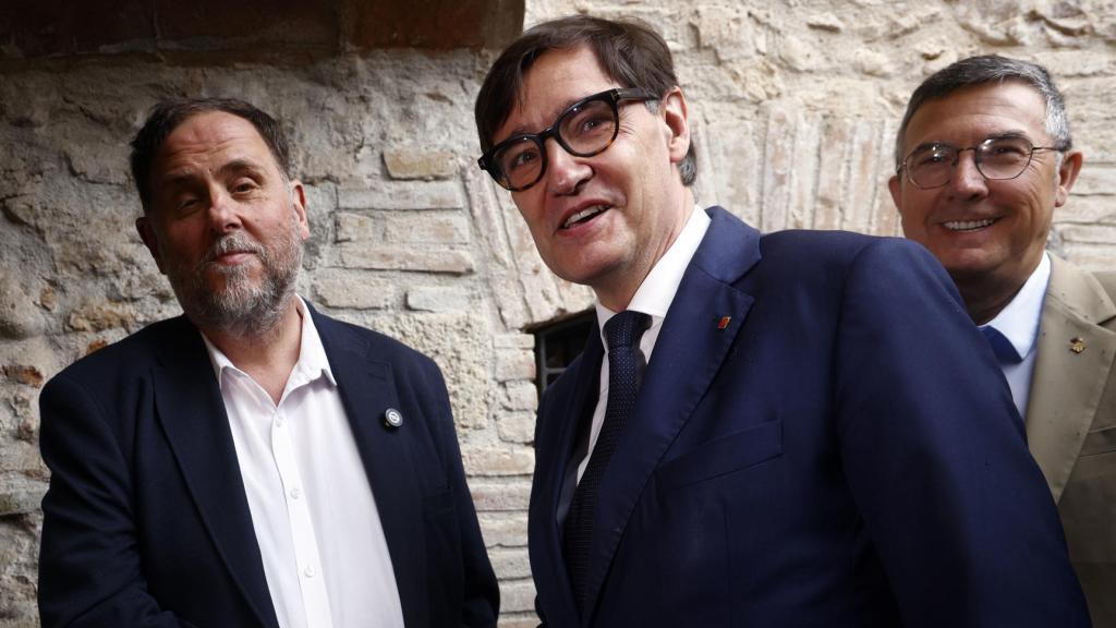 El presidente de la Generalitat de Cataluña, Salvador Illa, saluda al líder de ERC, Oriol Junqueras, durante el acto de impulso de la Línea Orbital Ferroviaria