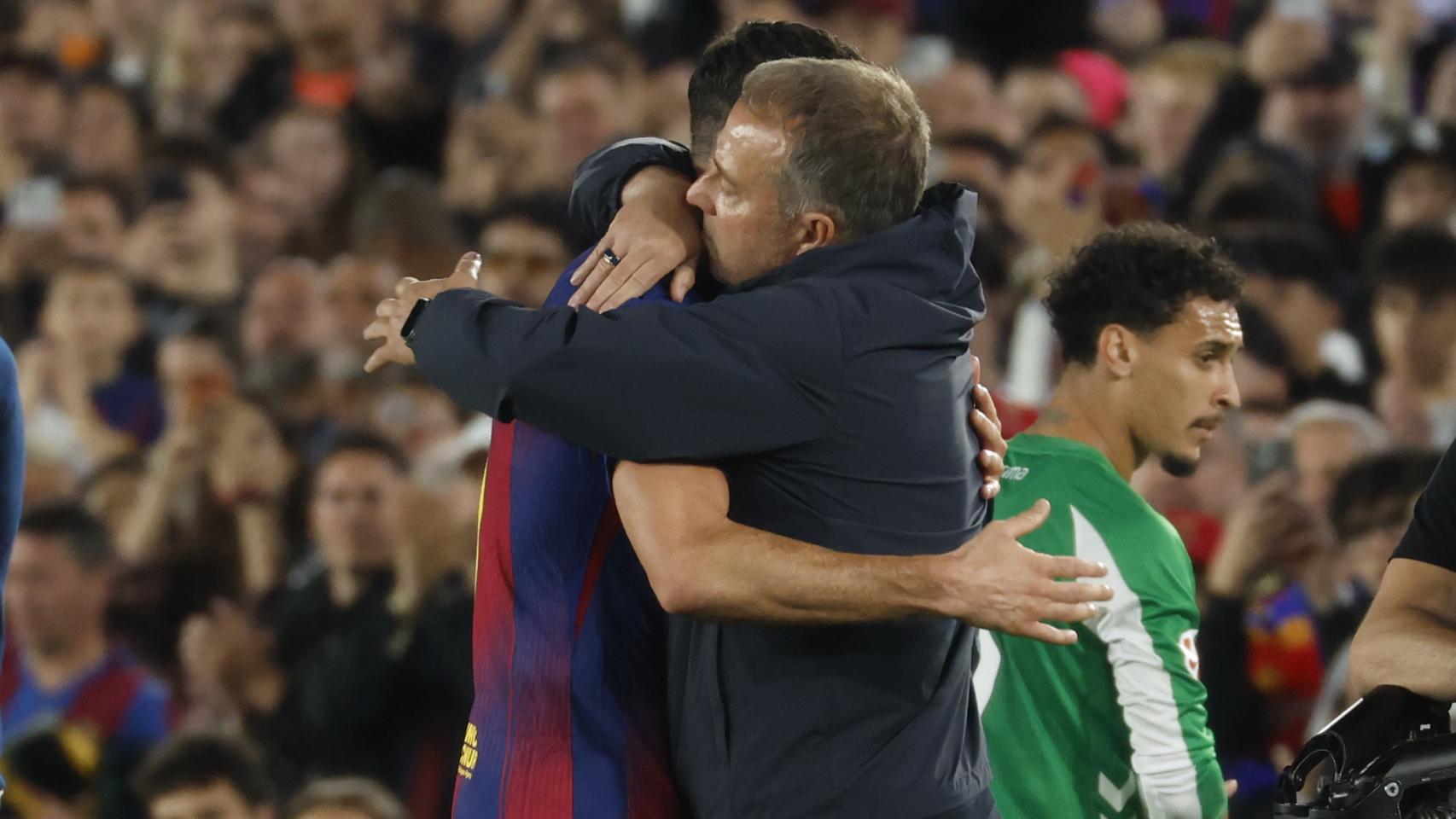 El abrazo de Hansi Flick y Robert Lewandowski tras su despedida en el Spotify Camp Nou