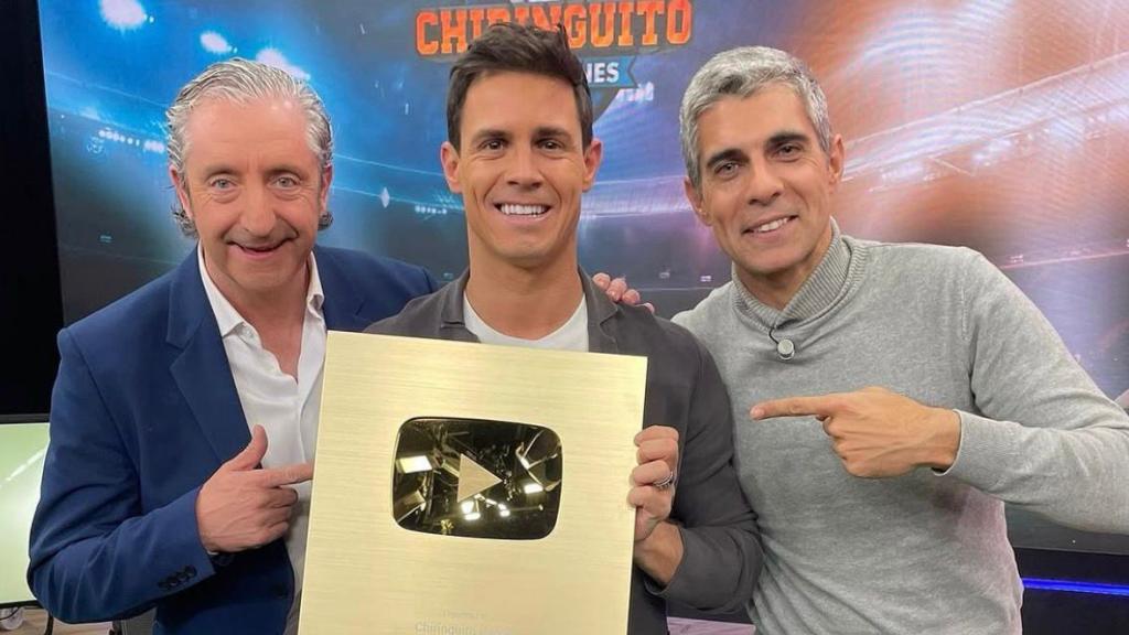 Josep Pedrerol, Edu Aguirre i José Luis Sánchez mostrant la placa d'1 milió de subscriptors de Youtube d'El Chiringuito