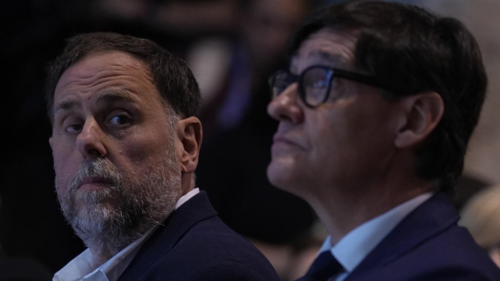 El presidente de la Generalitat, Salvador Illa (d) y el líder de ERC, Oriol Junqueras (i), durante un acto de impulso de la Línia Orbital Ferroviària en la Fassina de Can Guineu, a 18 de mayo de 2026, en Sant Sadurní d'Anoia, Barcelona