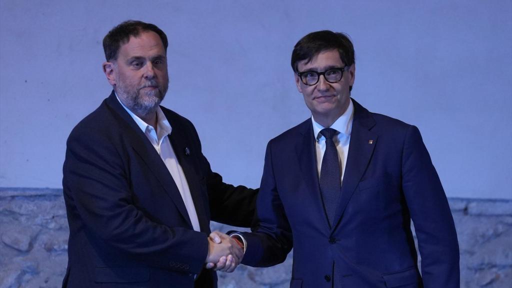 Peu de Foto: El president de la Generalitat, Salvador Illa (d) i el líder d'ERC, Oriol Junqueras (i), durant un acte d'impuls de la Línia Orbital Ferroviària a la Fassina de Can Guineu, a 18 de maig de 2026, a Sant Sadurní d'Anoia, Barcelona.