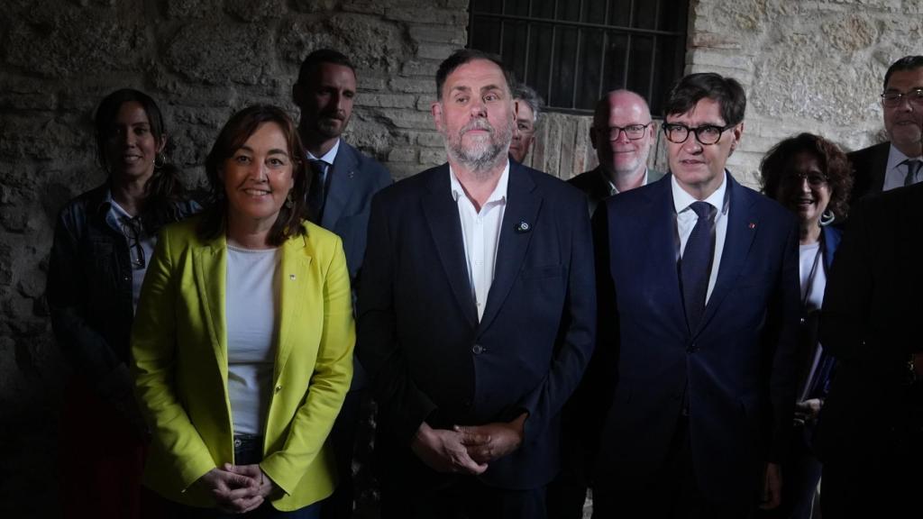 El president de la Generalitat, Salvador Illa (d), la consellera de Territori, Sílvia Paneque (i), i el líder d'ERC, Oriol Junqueras (c), durant un acte d'impuls de la Línia Orbital Ferroviària