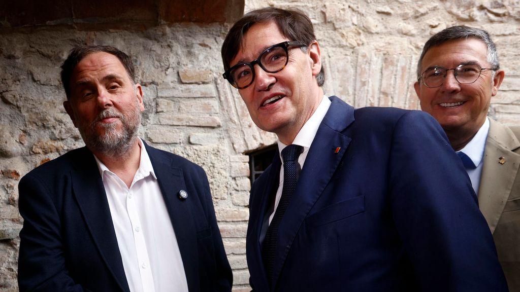 El president de la Generalitat de Catalunya, Salvador Illa, saluda el líder d'ERC, Oriol Junqueras, durant l'acte d'impuls de la Línia Orbital Ferroviària