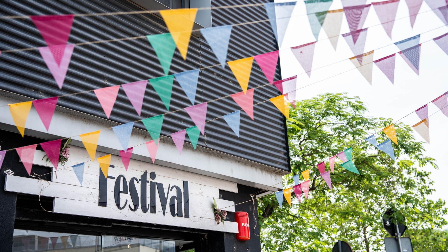 Fachada del bar Festival, marcado por el robo de agua y las amenazas de un vecino violento 