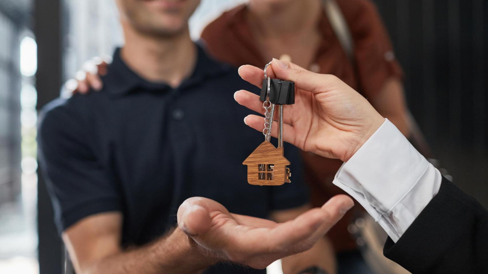 Pareja joven recibe las llaves de su primera vivienda 