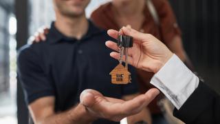 Pareja joven recibe las llaves de su primera vivienda 