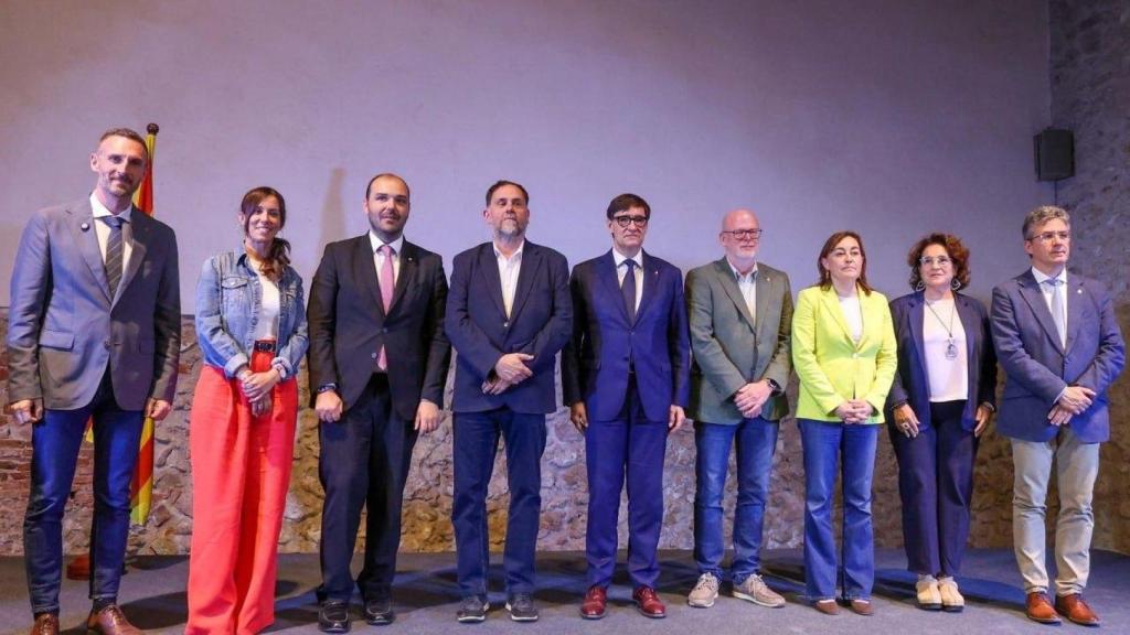 Presentación de la línea orbital ferroviaria en Sant Sadurní d'Anoia, con el presidente del Govern, Salvador Illa, el de ERC, Oriol Junqueras, los consejeros Albert Dalmau y Sílvia Paneque, y alcaldes de los municipios beneficiados