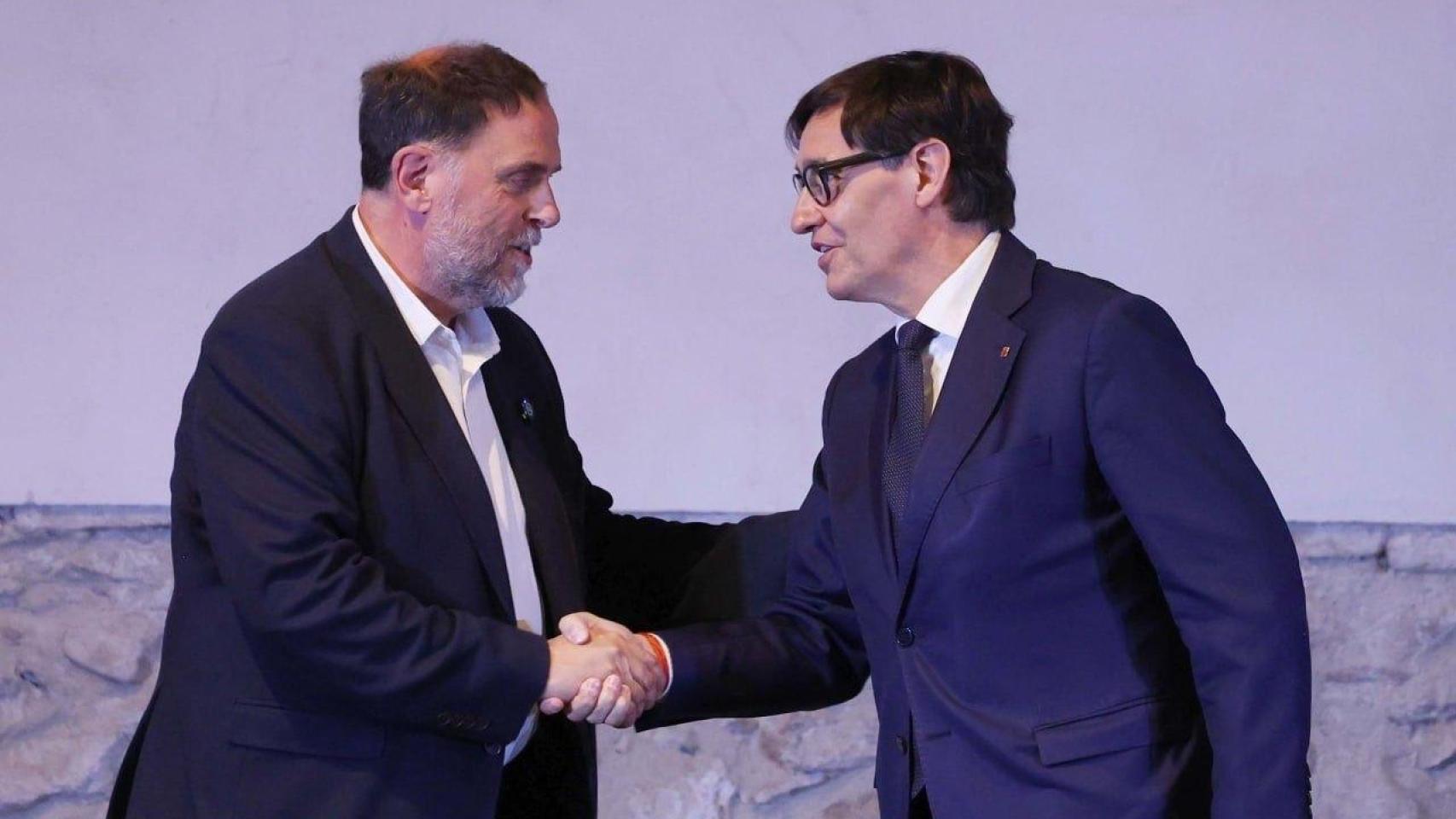 Oriol Junqueras, presidente de ERC, y Salvador Illa, presidente de la Generalitat, se saludan en la presentación de la línea orbital ferroviaria el 18 de mayo de 2026