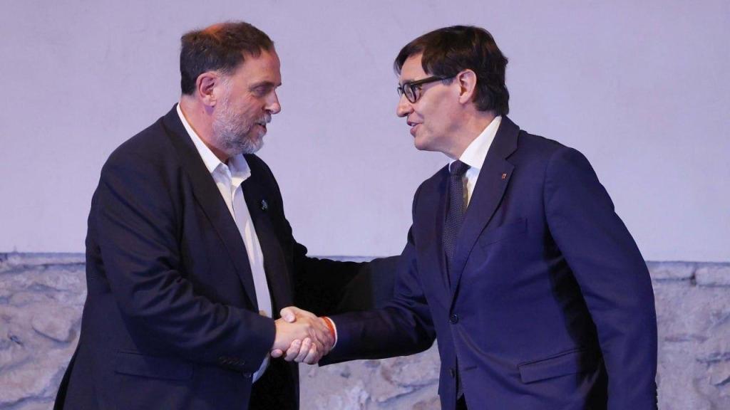 Oriol Junqueras, presidente de ERC, y Salvador Illa, presidente de la Generalitat, se saludan en la presentación de la línea orbital ferroviaria el 18 de mayo de 2026