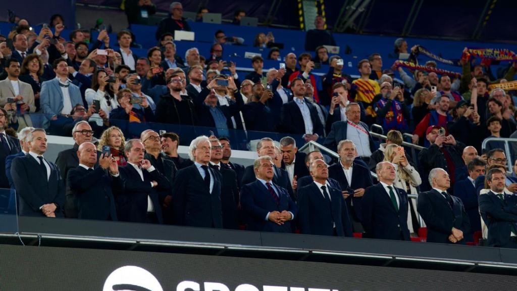 Josep Cubells, al costat de Joan Laporta i Rafa Yuste a la llotja del Camp Nou durant el comiat a Lewandowski