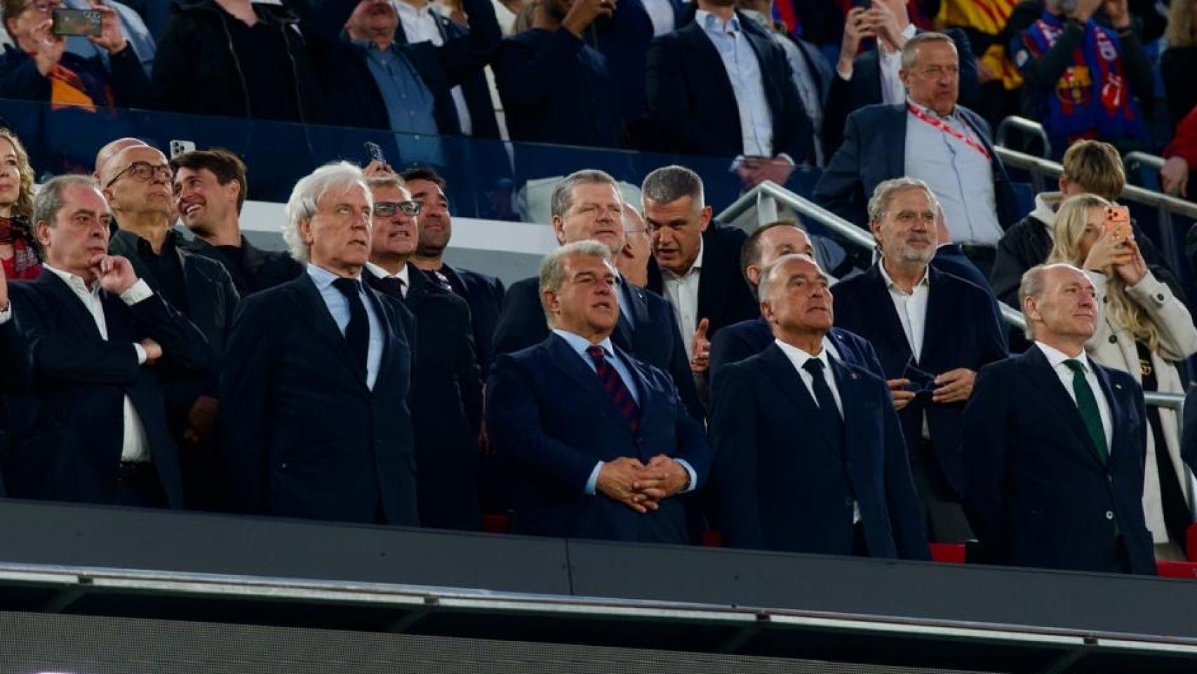 Josep Cubells, junto a Joan Laporta y Rafa Yuste en el palco del Camp Nou durante la despedida a Lewandowski 