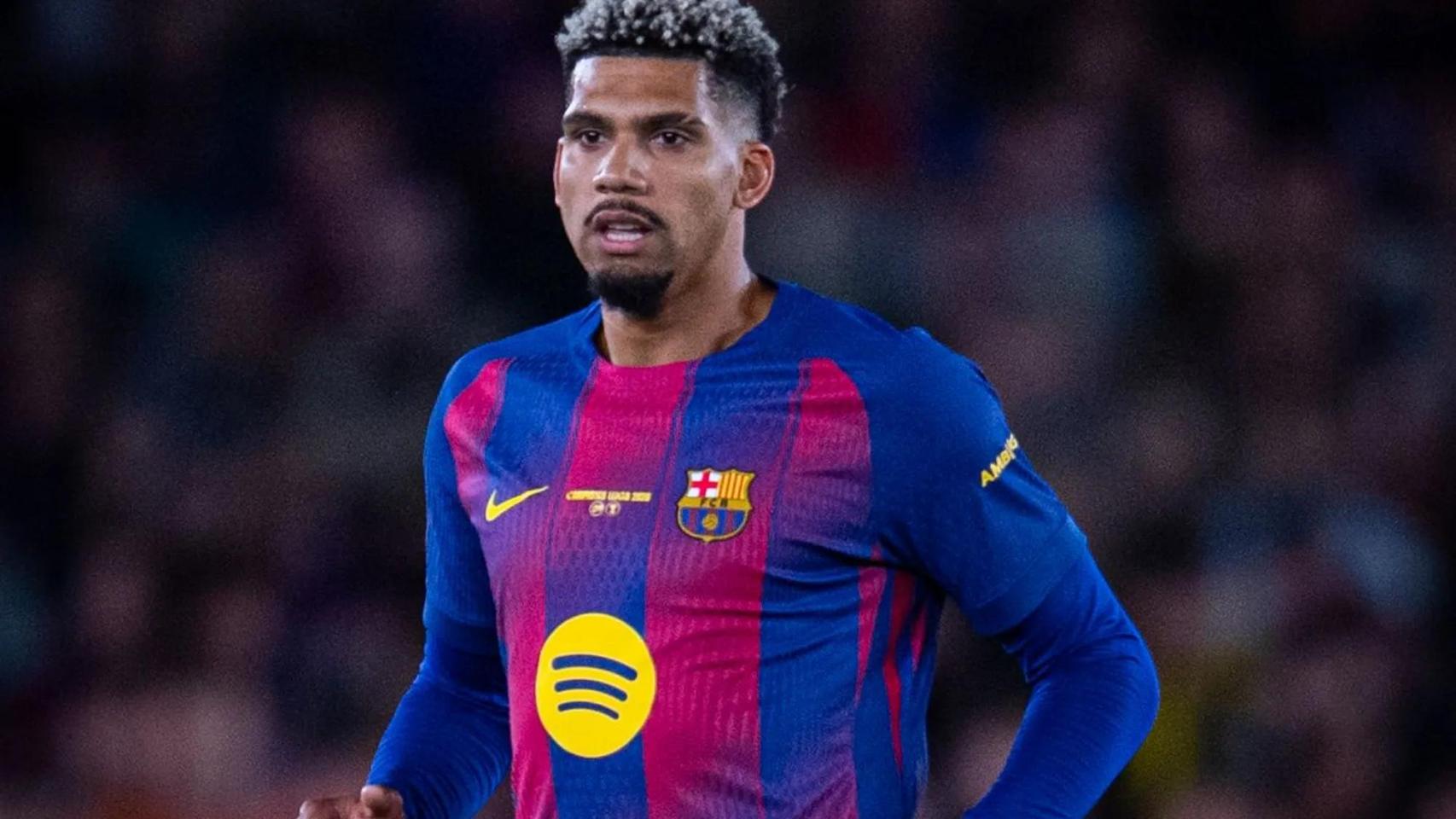 Ronald Araujo, concentrado durante el Barça-Betis