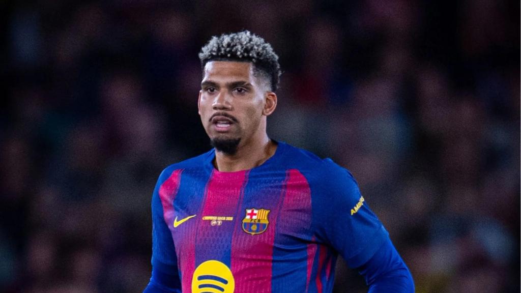 Ronald Araujo, concentrat durant el Barça-Betis