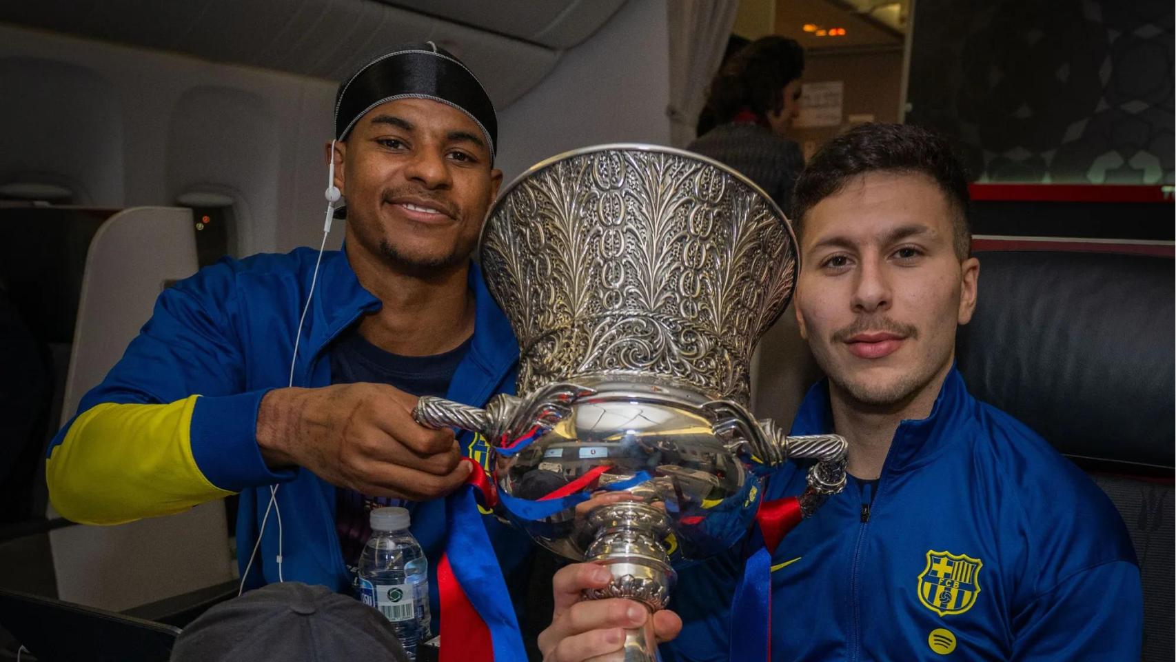 Marcus Rashford y Roony Bardghji con la Supercopa de España en el avión de vuelta a Barcelona