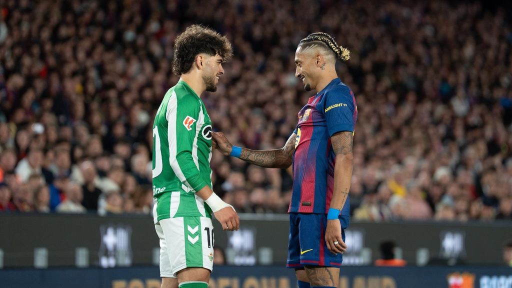 Abde xarra amb Raphinha durant el Barça-Betis